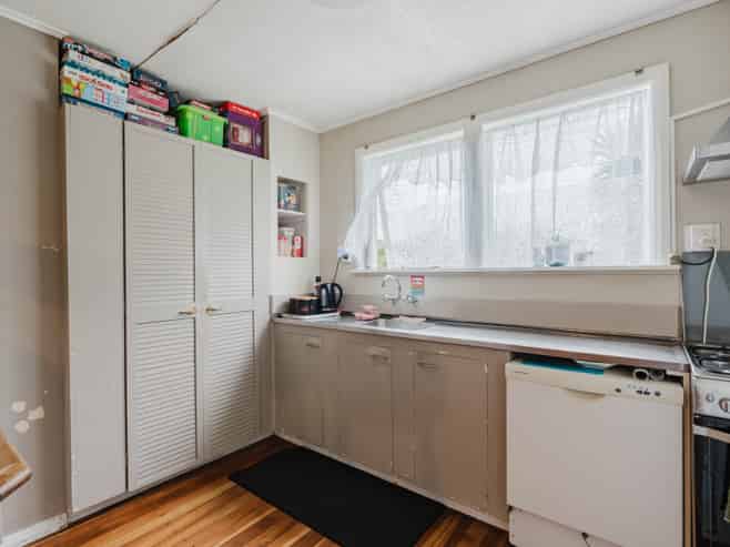 30 Pine Avenue, Bader