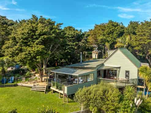 18 Te Makiri Road, Onetangi