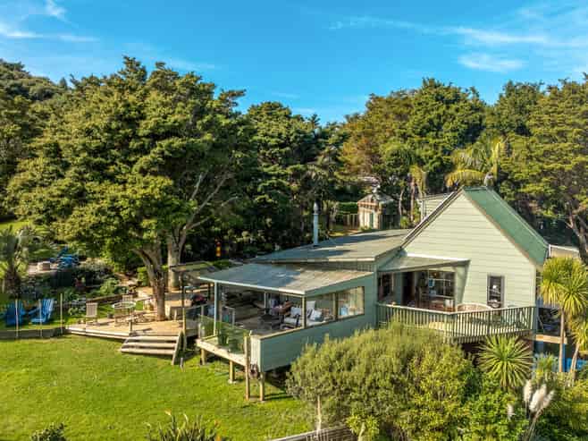 18 Te Makiri Road, Onetangi
