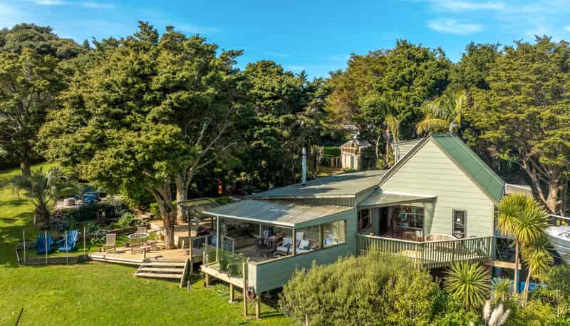 18 Te Makiri Road, Onetangi