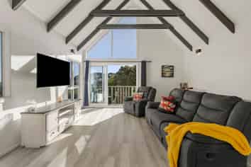 10 Linwood Way, Island Bay