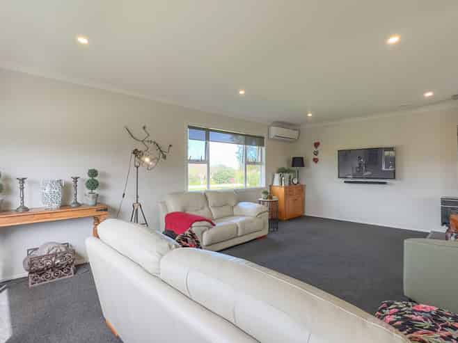 153 Captain Cook Road, Netherton