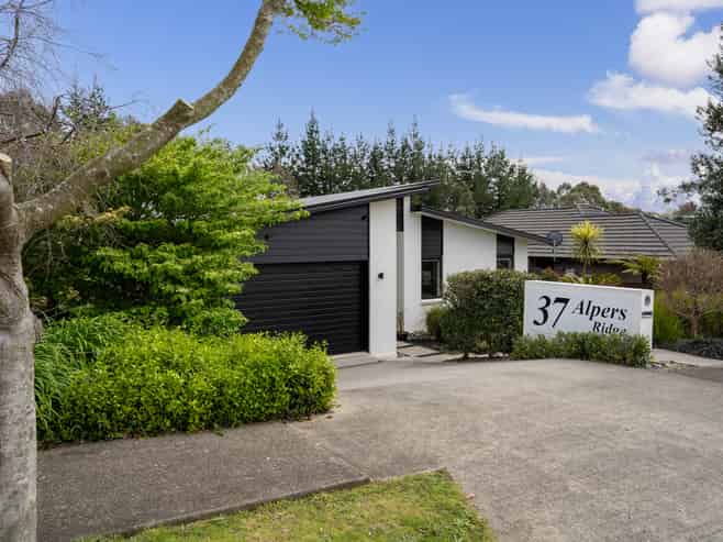 37 Alpers Ridge, Leamington