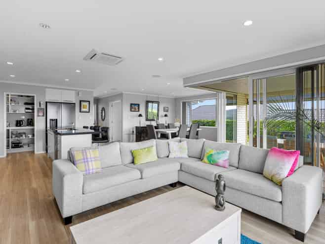 15 Seaview Crescent, Hatfields Beach