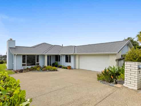 15 Seaview Crescent, Hatfields Beach