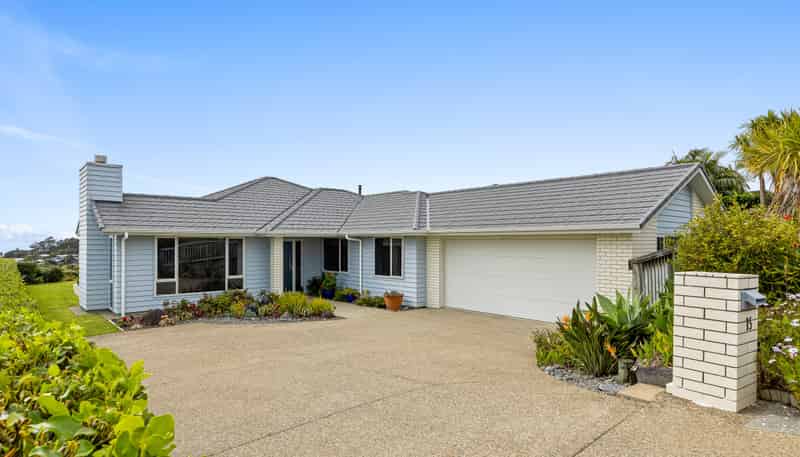 15 Seaview Crescent, Hatfields Beach