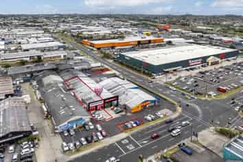 Wairau Valley Road front 453sqm retail for lease