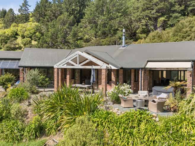 29 Macs Road, Hira