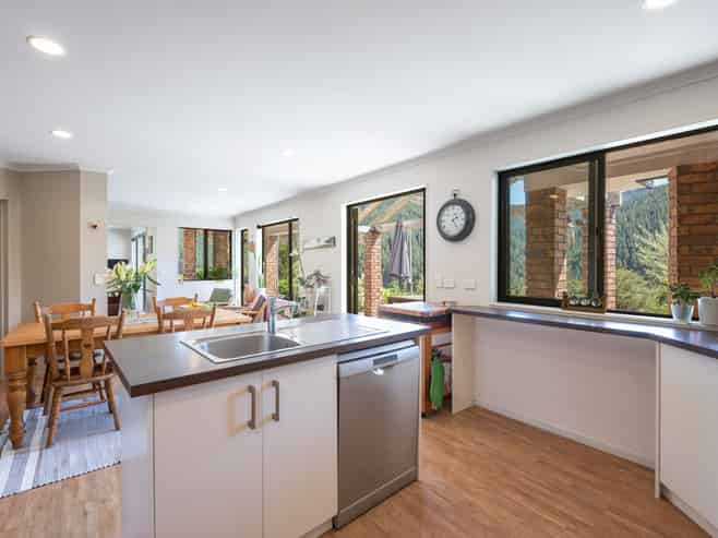 29 Macs Road, Hira