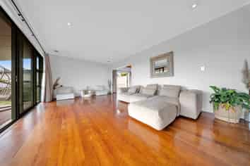 8 Copperfield Terrace, Mellons Bay