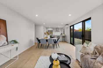 2/10 Farquhars Road, Redwood
