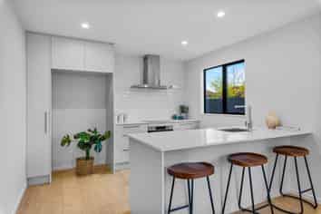 2/10 Farquhars Road, Redwood