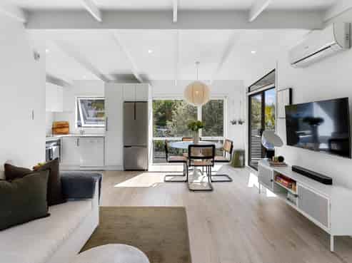 2/19 Lake Road, Northcote