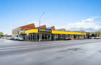 Prominent SH1 Large-Format Retail for Lease