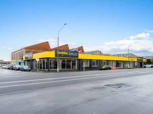 Prominent SH1 Large-Format Retail for Lease