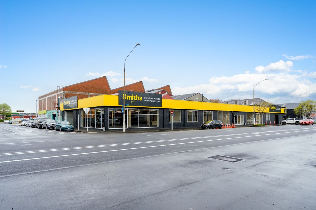 Prominent SH1 Large-Format Retail for Lease