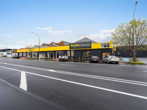 Prominent SH1 Large-Format Retail for Lease