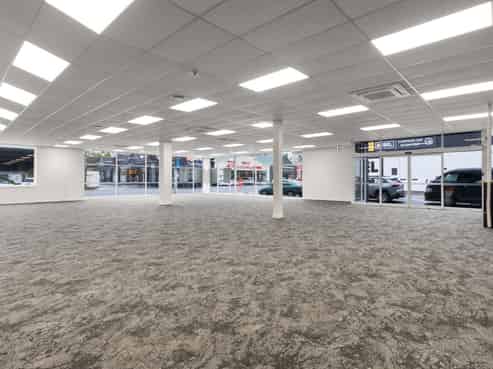 Prominent SH1 Large-Format Retail for Lease