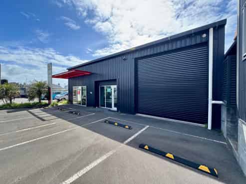 City office with warehouse and yard