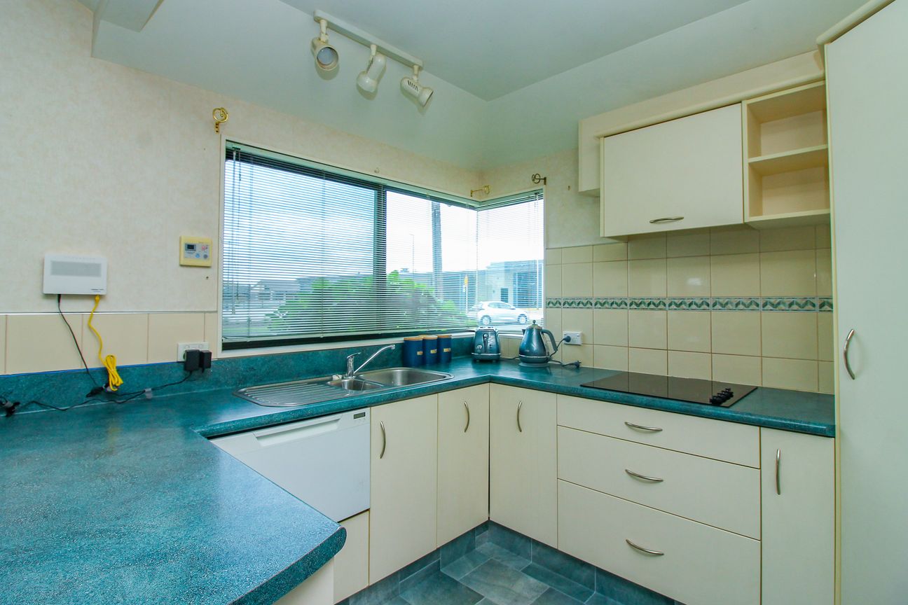Close to Town, Easy Living - Meer