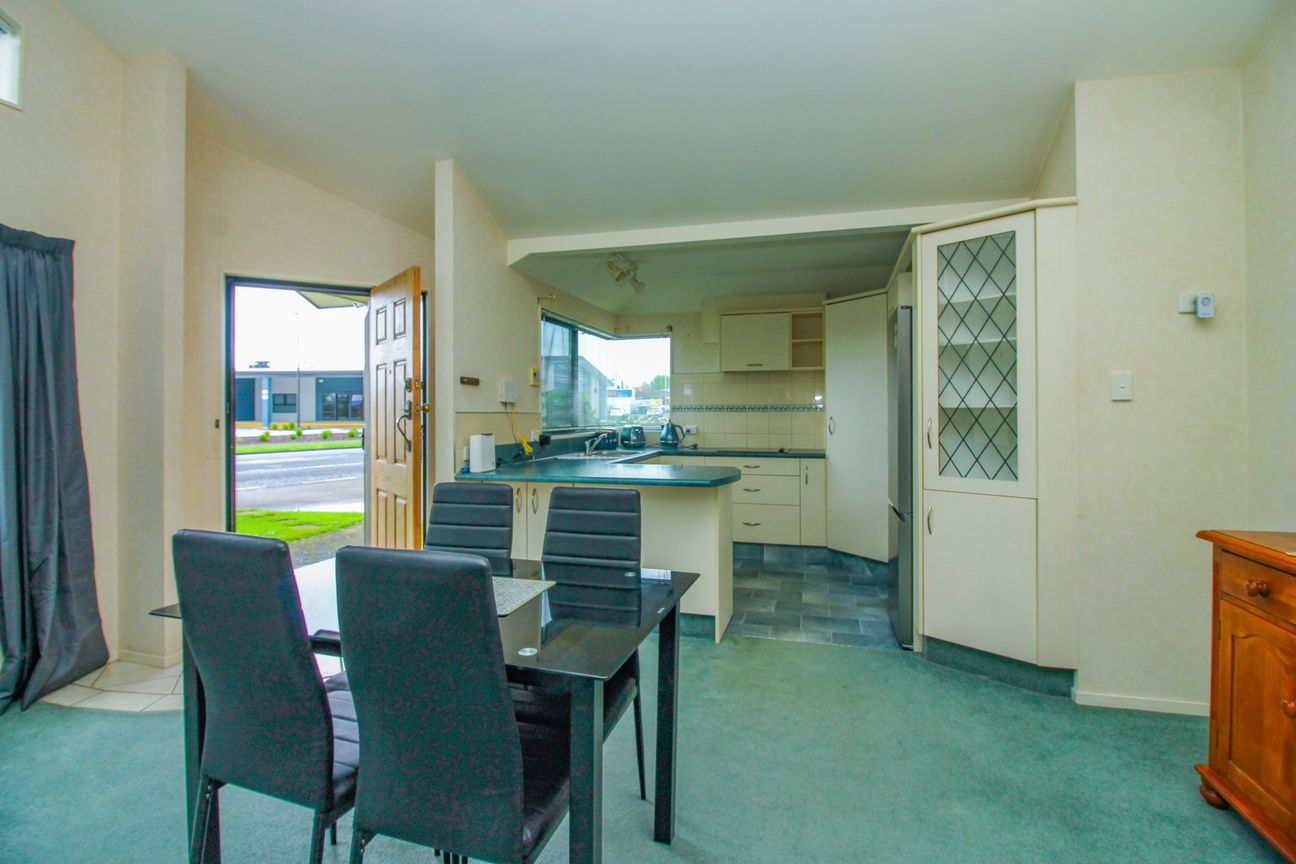 Close to Town, Easy Living - Aanzicht 5