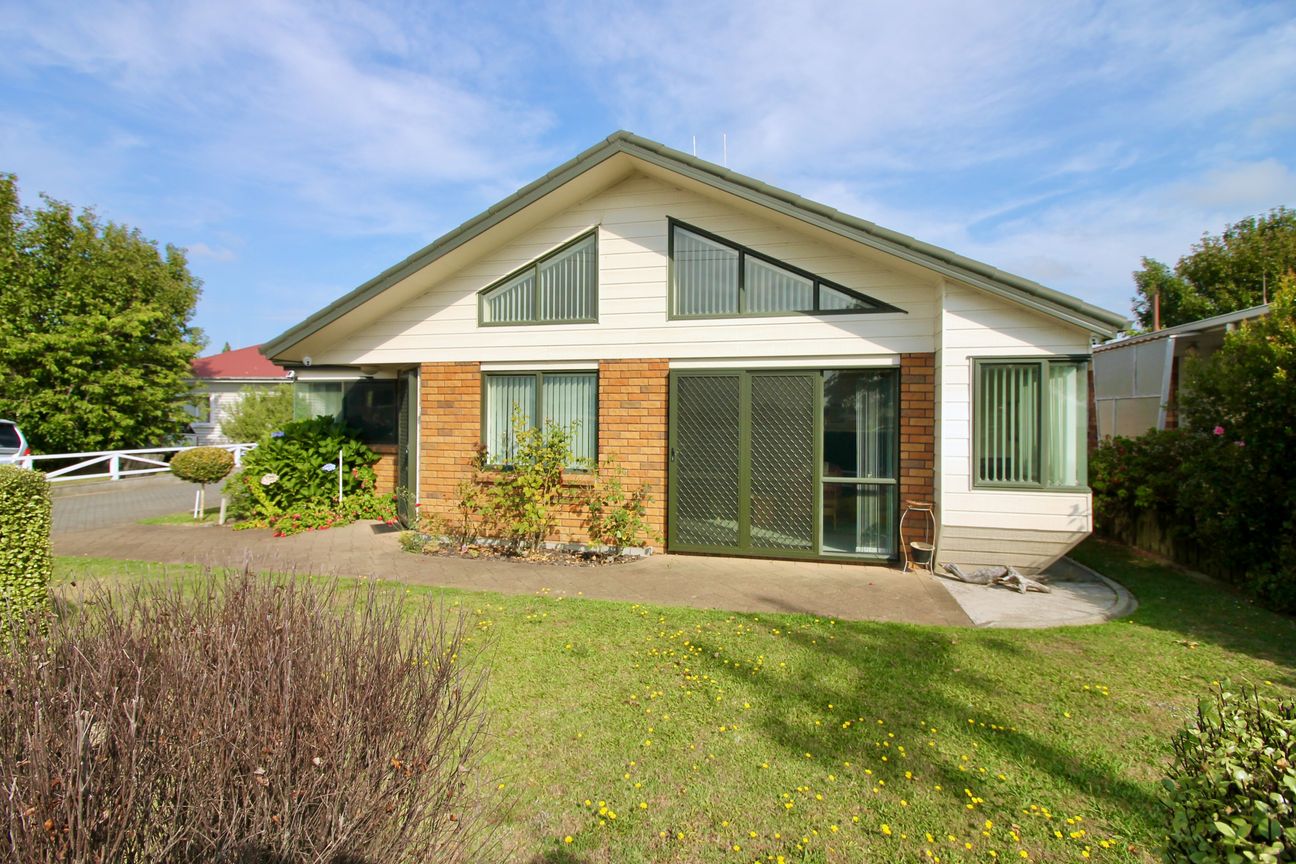 Close to Town, Easy Living - Aanzicht 2