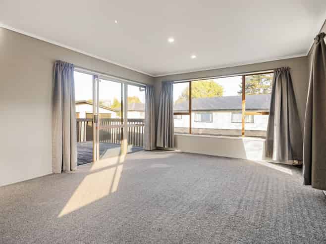 15 Splitt Avenue, Glenview