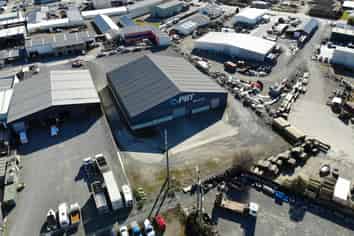 Prime 1600sqm warehouse with easy access