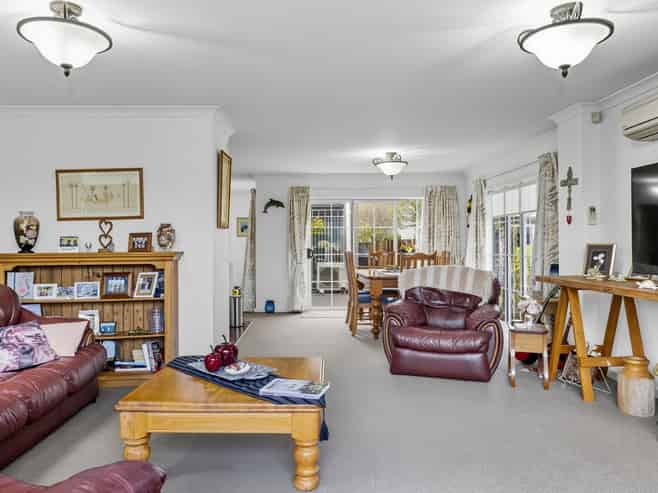 49 Chateau Crescent, Rangatira Park