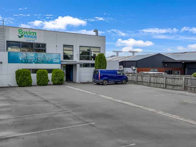 Purpose built learn-to-swim facility