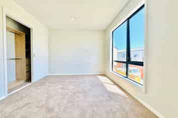 2/287 Massey Road, Mangere East