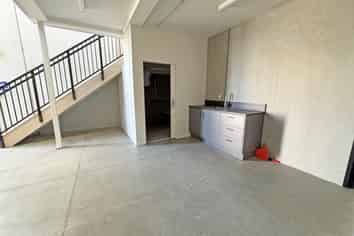 64M² INDUSTRIAL UNIT FOR LEASE
