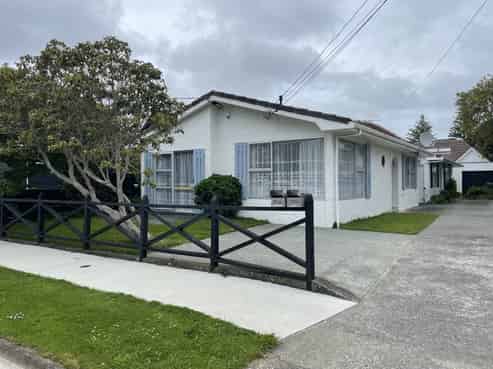 20 Marina Grove, Belmont