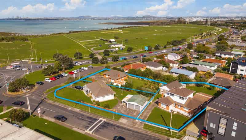 1&3 Tatau Way, 2 Toru Street, Te Atatu Peninsula