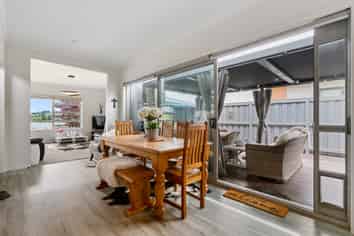 21 Lakeview Quay, Pyes Pa