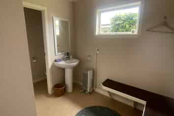 FOR LEASE – TIDY STUDIO SPACE | HAMILTON EAST