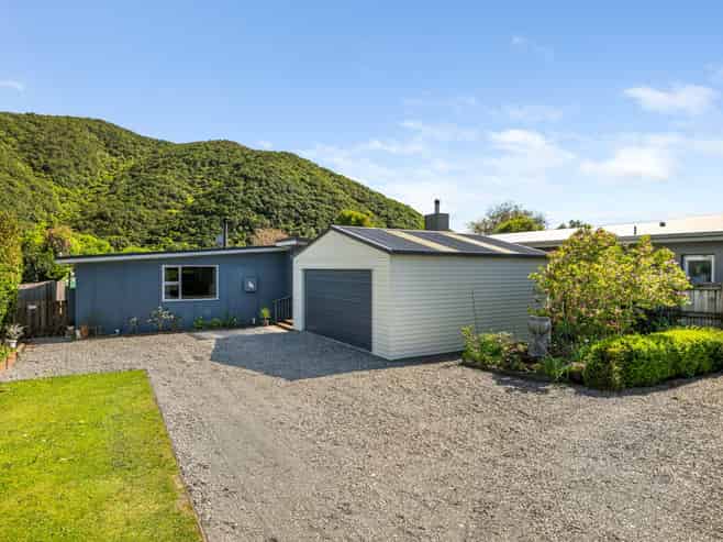 24 Beach Road, Waikawa