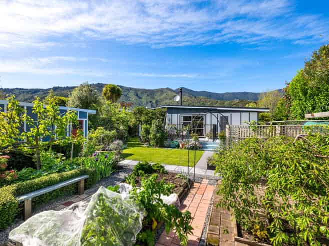 24 Beach Road, Waikawa