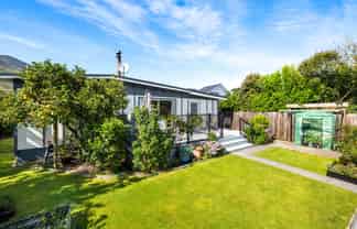 24 Beach Road, Waikawa