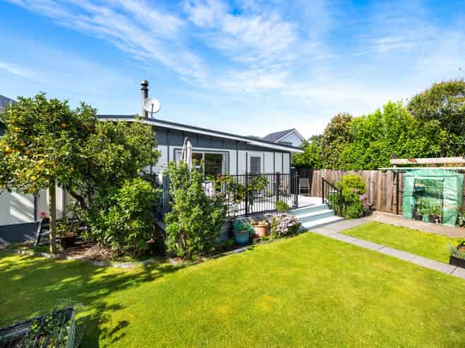24 Beach Road, Waikawa