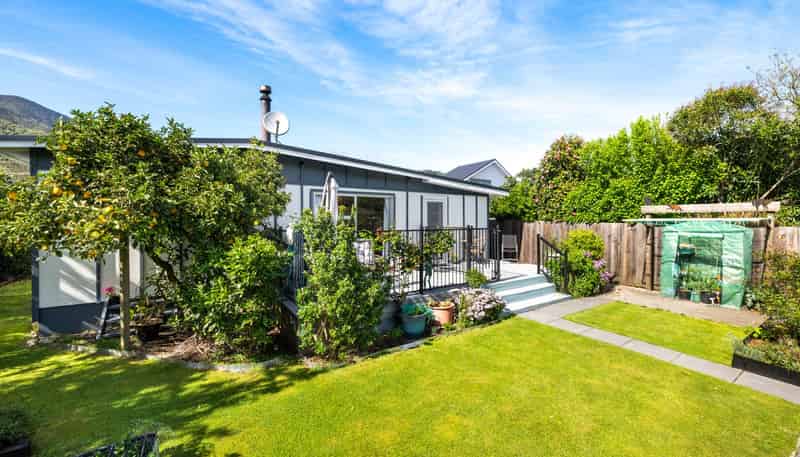 24 Beach Road, Waikawa