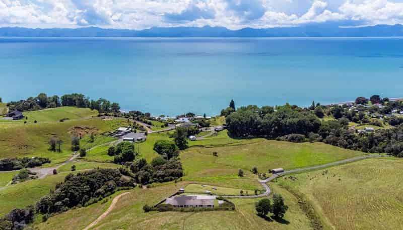 1801 East Coast Road, Whakatiwai