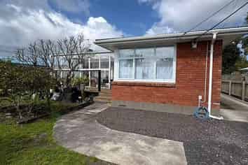 9 Archlynn Road, Kelston