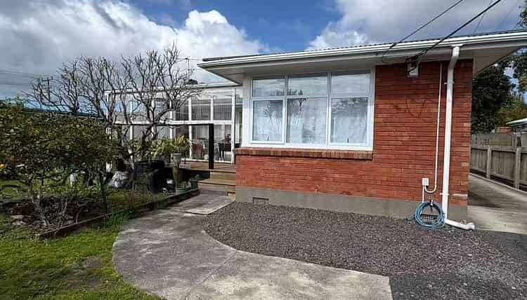 9 Archlynn Road, Kelston