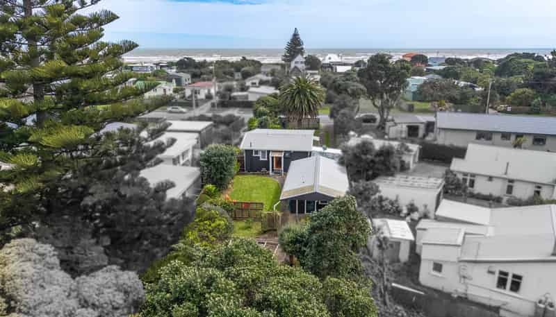 8 The Avenue, Otaki Beach