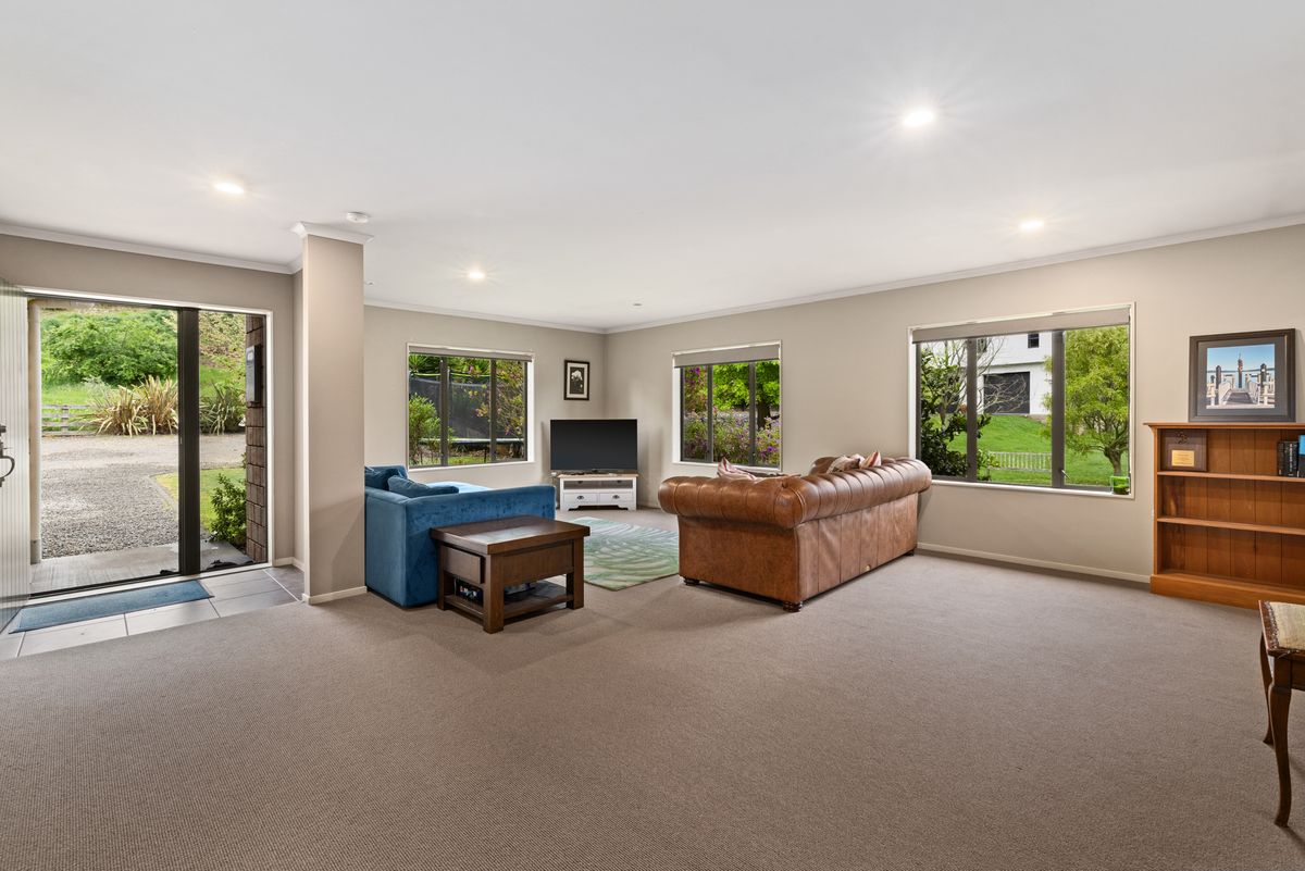 Warm, Inviting & Perfect for Family Living - Więcej