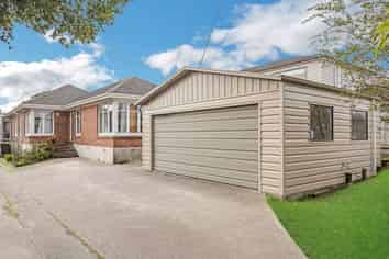 11 Netherlands Avenue, Kelston