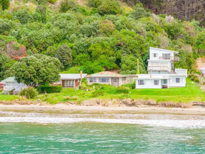 202 Pourerere Beach Road, Pourerere