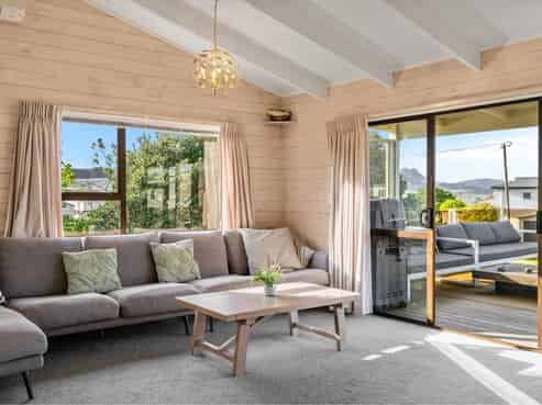 2 Banks Street, Cooks Beach