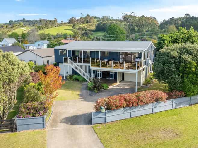 2 Banks Street, Cooks Beach